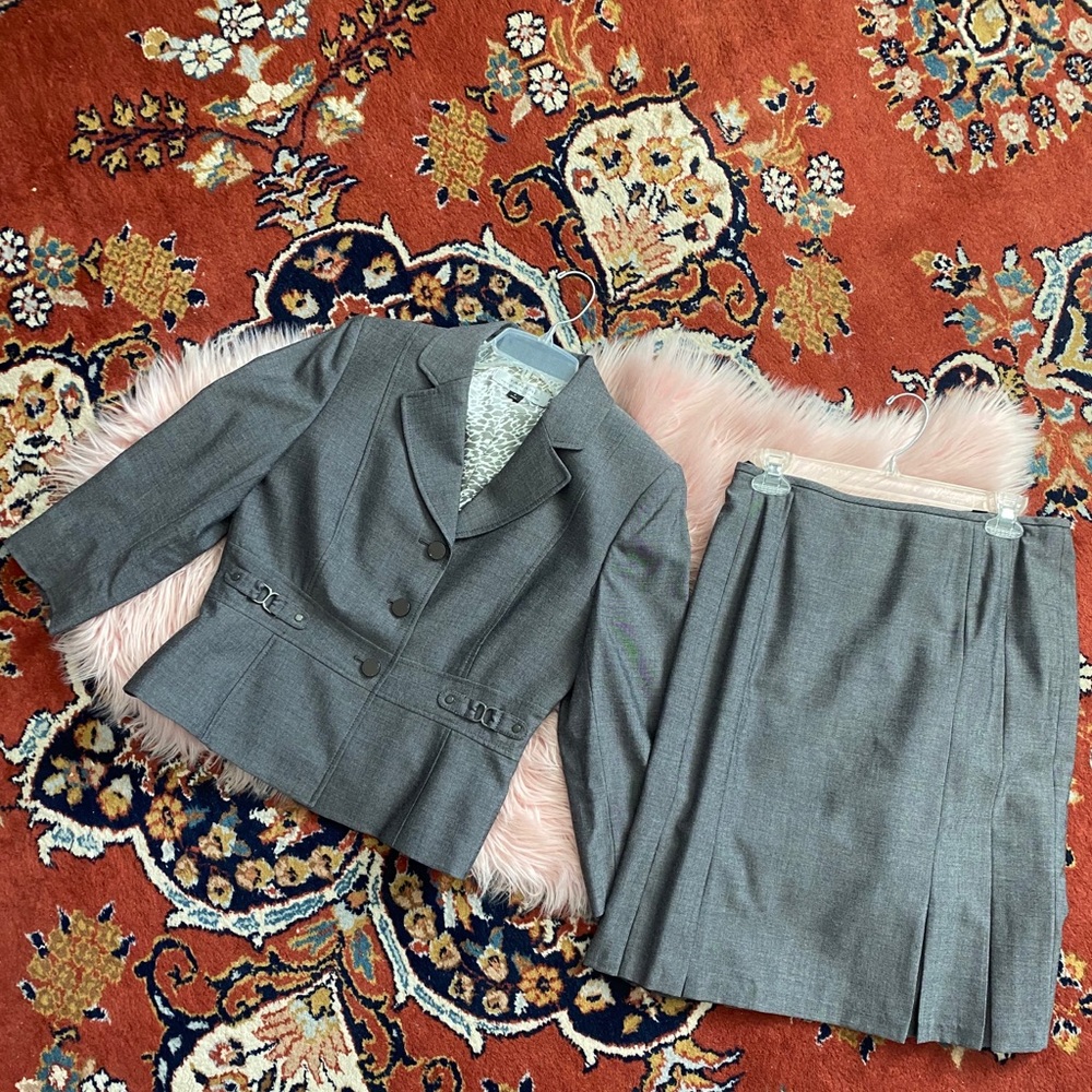 EUC ✨TAHARI Arthur S. Levine suit Gray